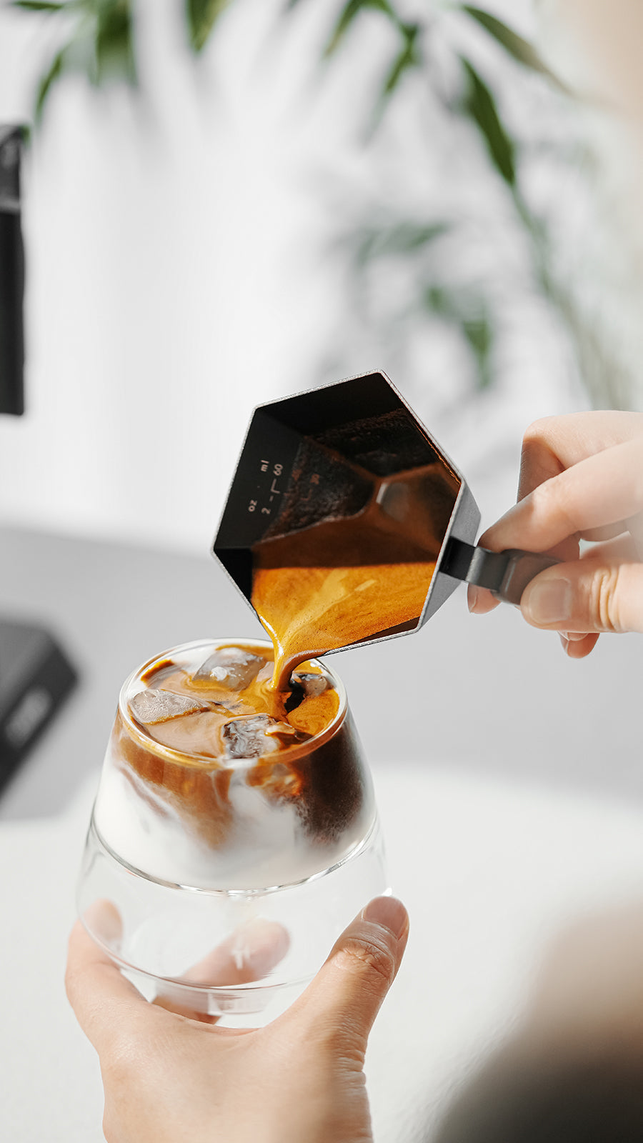 MHW-3BOMBER Prism Measuring Cup - Black